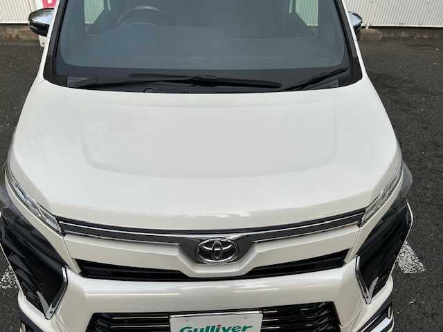 トヨタ ヴォクシー ZS 煌Ⅱ 茨城県 2020(令2)年 5.9万km ホワイトパールクリスタルシャイン プリクラッシュセーフティ（衝突経変）/レーンディパーチャー/アイドリングストップ/コーナーセンサー/純正モニター/バックカメラ/フルセグ/Bluetooth/ETC/両側パワースライドドア/格納3列シート/ウォークスルー