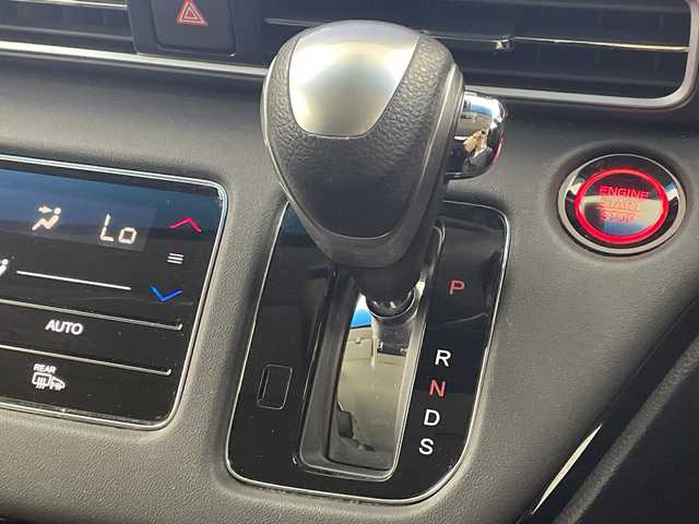 ホンダ オデッセイ アブソルート 岐阜県 2021(令3)年 4.4万km プラチナホワイトパール 純正10インチナビ/　(AM/FM/CD/DVD/Bluetooth/フルセグTV/HDMI/AppleCarPlay)/全方位カメラ/ホンダセンシング/衝突軽減ブレーキ/レーンキープアシスト/コーナーセンサー/レーダークルーズコントロール/両側パワースライドドア/シーケンシャルウィンカー/ハーフレザーシート/パワーシート/LEDヘッドライト/純正アルミホイール/純正フロアマット/パドルシフト/ETC2.0