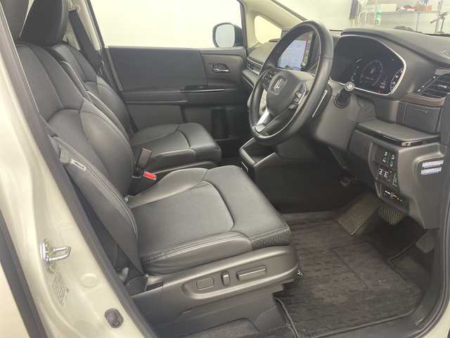 ホンダ オデッセイ アブソルート 岐阜県 2021(令3)年 4.4万km プラチナホワイトパール 純正10インチナビ/　(AM/FM/CD/DVD/Bluetooth/フルセグTV/HDMI/AppleCarPlay)/全方位カメラ/ホンダセンシング/衝突軽減ブレーキ/レーンキープアシスト/コーナーセンサー/レーダークルーズコントロール/両側パワースライドドア/シーケンシャルウィンカー/ハーフレザーシート/パワーシート/LEDヘッドライト/純正アルミホイール/純正フロアマット/パドルシフト/ETC2.0