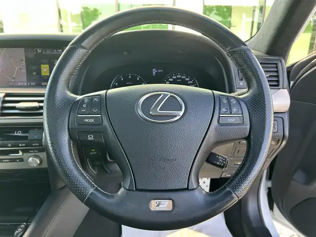 レクサス ＬＳ 460 Fスポーツ 和歌山県 2013(平25)年 6.6万km ホワイトノーヴァガラスフレーク サンルーフ/純正ナビ/バックカメラ/（BT/CD/DVD）/クルーズコントロール/クリアランスソナー/フロアマット/レザーシート/パワーシート/ポジションメモリー/シートヒーター/シートエアベンチレーション/純正アルミホイール/純正フロアマット/キセノンヘッドライト/フォグランプ/オートライト