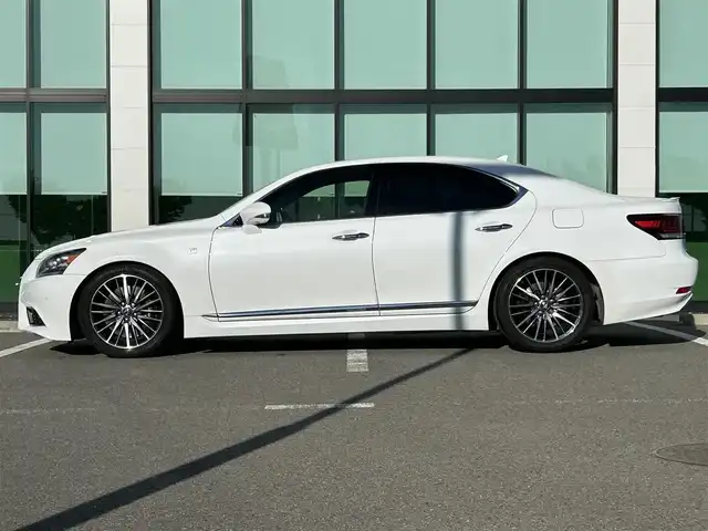 レクサス ＬＳ 460 Fスポーツ 和歌山県 2013(平25)年 6.6万km ホワイトノーヴァガラスフレーク サンルーフ/純正ナビ/バックカメラ/（BT/CD/DVD）/クルーズコントロール/クリアランスソナー/フロアマット/レザーシート/パワーシート/ポジションメモリー/シートヒーター/シートエアベンチレーション/純正アルミホイール/純正フロアマット/キセノンヘッドライト/フォグランプ/オートライト