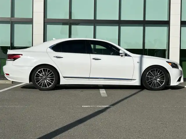 レクサス ＬＳ 460 Fスポーツ 和歌山県 2013(平25)年 6.6万km ホワイトノーヴァガラスフレーク サンルーフ/純正ナビ/バックカメラ/（BT/CD/DVD）/クルーズコントロール/クリアランスソナー/フロアマット/レザーシート/パワーシート/ポジションメモリー/シートヒーター/シートエアベンチレーション/純正アルミホイール/純正フロアマット/キセノンヘッドライト/フォグランプ/オートライト