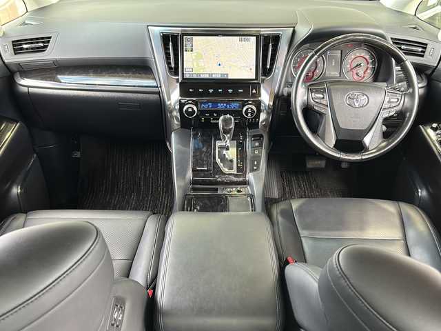 トヨタ ヴェルファイア Z Gエディション 静岡県 2019(令1)年 3.5万km バーニングブラッククリスタルシャインガラスフレーク 【安全装備】/トヨタセーフティセンス/プリクラッシュセーフティ/（ミリ波レーダー・単眼カメラ・昼自転車運転者＆夜間歩行者検知機能付）/（対車両：自車車速域約10km/hから最高速度：最大約40km/h減速可）/（対歩行者：自車車速域約10km/hから80km/h間：最大約30km/h減速可）/レーダークルーズコントロール（全車速追従機能付/ブレーキ制御付）/レーントレーシングアシスト（LTA）（作動車速：50km/h以上時）/（ステアリング操作支援）/ロードサインアシスト（RSA）（道路標識認識支援）/オートマチックハイビーム/【主要装備】/レザーシート　/純正１０インチナビ　/バックカメラ　/フルセグテレビ　/純正１２インチフリップダウンモニター　/三眼ＬＥＤヘッドライト　/トヨタセーフティセンス　/パワーバックドア　/両側パワスラ　/シートヒーター