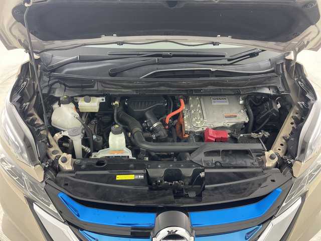 日産 セレナ e－パワー ハイウェイスター V 愛知県 2018(平30)年 6.2万km カシミヤグレージュ 禁煙車/純正9インチナビ/（CD/DVD/Bluetooth/フルセグTV/SD)/全方位カメラ/セーフティパックB/・プロパイロット/・車線逸脱防止支援システムシステム/・インテリジェントパーキングアシスト/・ふらつき警報/・前後クリアランスソナー/・電動パーキングブレーキ/・オートブレーキホールド/・ヒーター付きドアミラー/・SRSカーテンエアバッグ＆サイドエアバッグ/・ステアリングスイッチ/衝突軽減ブレーキ/オートマチックハイビーム/レーダークルーズコントロール/標識認識機能/ETC/インテリジェントルームミラー/前席シートヒーター/ステアリングヒーター/両側パワースライドドア/純正15インチアルミホイール/スマートキー/スペアキー1本/プッシュスタート/LEDヘッドライト/フロントフォグランプ/純正フロアマット/横滑り防止装置/電動格納ミラー/オートエアコン