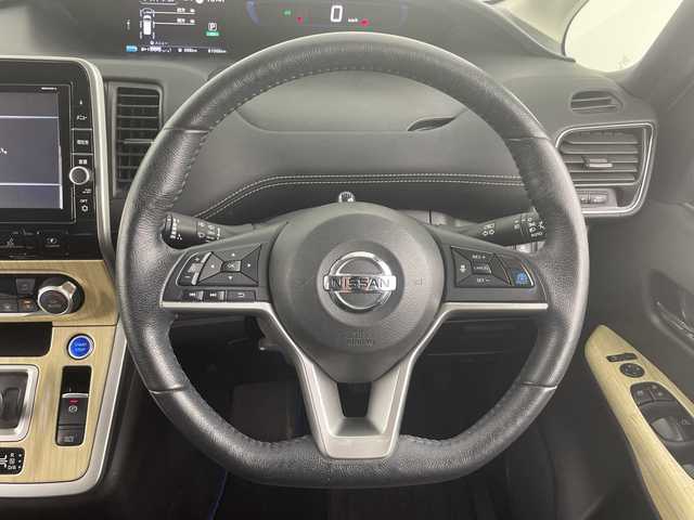 日産 セレナ e－パワー ハイウェイスター V 愛知県 2018(平30)年 6.2万km カシミヤグレージュ 禁煙車/純正9インチナビ/（CD/DVD/Bluetooth/フルセグTV/SD)/全方位カメラ/セーフティパックB/・プロパイロット/・車線逸脱防止支援システムシステム/・インテリジェントパーキングアシスト/・ふらつき警報/・前後クリアランスソナー/・電動パーキングブレーキ/・オートブレーキホールド/・ヒーター付きドアミラー/・SRSカーテンエアバッグ＆サイドエアバッグ/・ステアリングスイッチ/衝突軽減ブレーキ/オートマチックハイビーム/レーダークルーズコントロール/標識認識機能/ETC/インテリジェントルームミラー/前席シートヒーター/ステアリングヒーター/両側パワースライドドア/純正15インチアルミホイール/スマートキー/スペアキー1本/プッシュスタート/LEDヘッドライト/フロントフォグランプ/純正フロアマット/横滑り防止装置/電動格納ミラー/オートエアコン