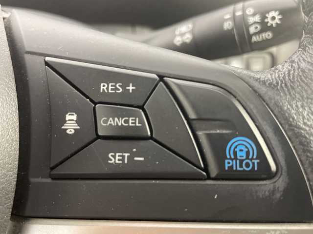 日産 セレナ e－パワー ハイウェイスター V 愛知県 2018(平30)年 6.2万km カシミヤグレージュ 禁煙車/純正9インチナビ/（CD/DVD/Bluetooth/フルセグTV/SD)/全方位カメラ/セーフティパックB/・プロパイロット/・車線逸脱防止支援システムシステム/・インテリジェントパーキングアシスト/・ふらつき警報/・前後クリアランスソナー/・電動パーキングブレーキ/・オートブレーキホールド/・ヒーター付きドアミラー/・SRSカーテンエアバッグ＆サイドエアバッグ/・ステアリングスイッチ/衝突軽減ブレーキ/オートマチックハイビーム/レーダークルーズコントロール/標識認識機能/ETC/インテリジェントルームミラー/前席シートヒーター/ステアリングヒーター/両側パワースライドドア/純正15インチアルミホイール/スマートキー/スペアキー1本/プッシュスタート/LEDヘッドライト/フロントフォグランプ/純正フロアマット/横滑り防止装置/電動格納ミラー/オートエアコン