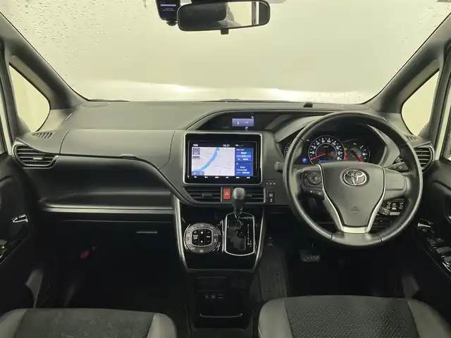 トヨタ ヴォクシー ZS 煌Ⅲ 大分県 2020(令2)年 3.1万km ホワイトパールクリスタルシャイン 禁煙車/純正9型SDナビ(フルセグTV/CD/DVD/BT)/バックカメラ/後席モニター/モデリスタエアロ/コーナーセンサー/トヨタセーフティーセンス/両側パワスラ/クルーズコントロール/ドライブレコーダー/ETC2.0/USB入力端子/LEDヘッドライト/純正フロアマット/純正16インチアルミホイール