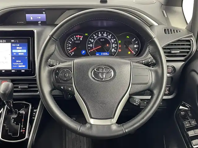 トヨタ ヴォクシー ZS 煌Ⅲ 大分県 2020(令2)年 3.1万km ホワイトパールクリスタルシャイン 禁煙車/純正9型SDナビ(フルセグTV/CD/DVD/BT)/バックカメラ/後席モニター/モデリスタエアロ/コーナーセンサー/トヨタセーフティーセンス/両側パワスラ/クルーズコントロール/ドライブレコーダー/ETC2.0/USB入力端子/LEDヘッドライト/純正フロアマット/純正16インチアルミホイール
