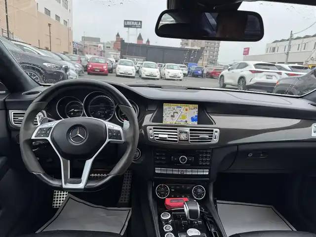 メルセデス・ベンツ ＣＬＳ６３ 熊本県 2011(平23)年 13.6万km ダイヤモンドホワイト ・スマートキー/・プッシュスタート/・インテリジェントライトシステム/・アダプティブハイビーム/・アテンションアシスト/・黒革シート/・前席エアシート＆シートヒーター /・純正HDDナビ/　【DVD・Bluetooth・MSV】/・harman/kardonサウンドシステム/・フルセグTV/・バックカメラ/・ETC/・パワートランク/・HID/・リアスポイラー/・純正マット/・保証書/取説