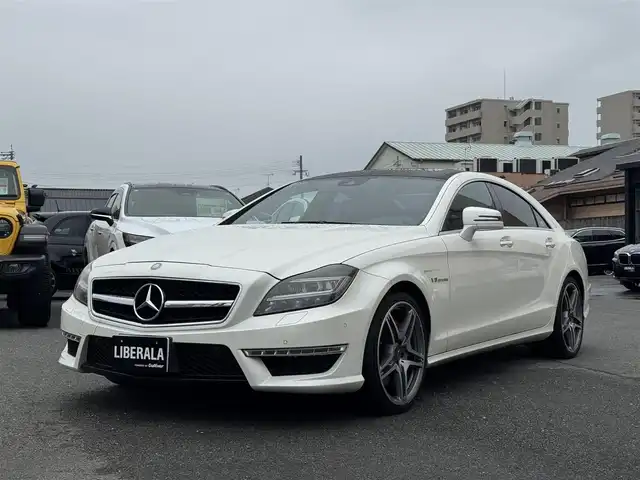 メルセデス・ベンツ ＣＬＳ６３ 熊本県 2011(平23)年 13.6万km ダイヤモンドホワイト ・スマートキー/・プッシュスタート/・インテリジェントライトシステム/・アダプティブハイビーム/・アテンションアシスト/・黒革シート/・前席エアシート＆シートヒーター /・純正HDDナビ/　【DVD・Bluetooth・MSV】/・harman/kardonサウンドシステム/・フルセグTV/・バックカメラ/・ETC/・パワートランク/・HID/・リアスポイラー/・純正マット/・保証書/取説