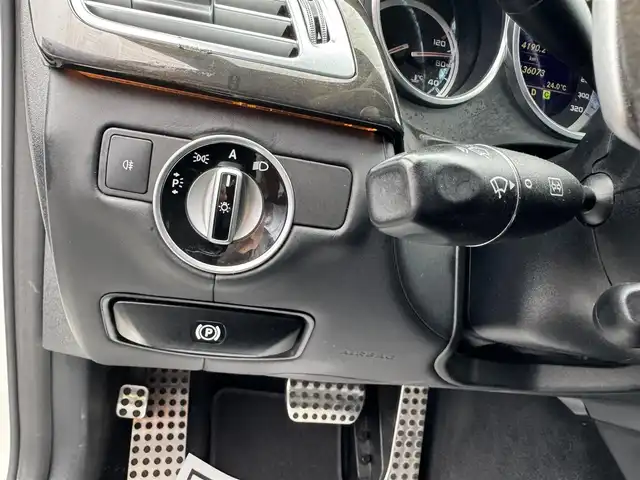 メルセデス・ベンツ ＣＬＳ６３ 熊本県 2011(平23)年 13.6万km ダイヤモンドホワイト ・スマートキー/・プッシュスタート/・インテリジェントライトシステム/・アダプティブハイビーム/・アテンションアシスト/・黒革シート/・前席エアシート＆シートヒーター /・純正HDDナビ/　【DVD・Bluetooth・MSV】/・harman/kardonサウンドシステム/・フルセグTV/・バックカメラ/・ETC/・パワートランク/・HID/・リアスポイラー/・純正マット/・保証書/取説