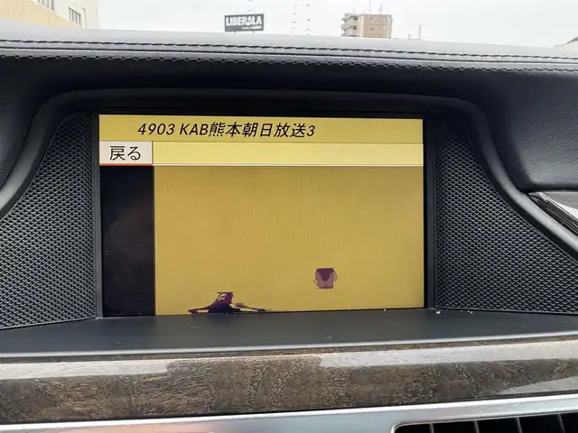 メルセデス・ベンツ ＣＬＳ６３ 熊本県 2011(平23)年 13.6万km ダイヤモンドホワイト ・スマートキー/・プッシュスタート/・インテリジェントライトシステム/・アダプティブハイビーム/・アテンションアシスト/・黒革シート/・前席エアシート＆シートヒーター /・純正HDDナビ/　【DVD・Bluetooth・MSV】/・harman/kardonサウンドシステム/・フルセグTV/・バックカメラ/・ETC/・パワートランク/・HID/・リアスポイラー/・純正マット/・保証書/取説