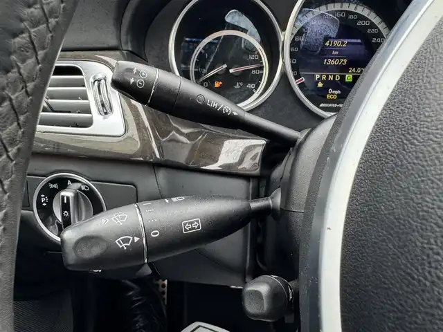 メルセデス・ベンツ ＣＬＳ６３ 熊本県 2011(平23)年 13.6万km ダイヤモンドホワイト ・スマートキー/・プッシュスタート/・インテリジェントライトシステム/・アダプティブハイビーム/・アテンションアシスト/・黒革シート/・前席エアシート＆シートヒーター /・純正HDDナビ/　【DVD・Bluetooth・MSV】/・harman/kardonサウンドシステム/・フルセグTV/・バックカメラ/・ETC/・パワートランク/・HID/・リアスポイラー/・純正マット/・保証書/取説