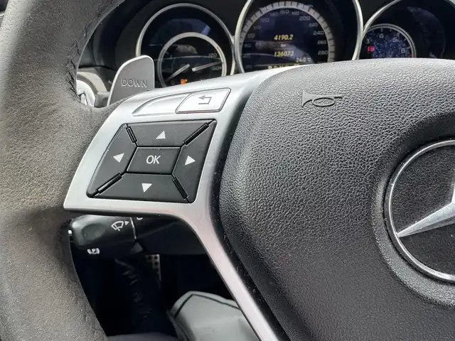 メルセデス・ベンツ ＣＬＳ６３ 熊本県 2011(平23)年 13.6万km ダイヤモンドホワイト ・スマートキー/・プッシュスタート/・インテリジェントライトシステム/・アダプティブハイビーム/・アテンションアシスト/・黒革シート/・前席エアシート＆シートヒーター /・純正HDDナビ/　【DVD・Bluetooth・MSV】/・harman/kardonサウンドシステム/・フルセグTV/・バックカメラ/・ETC/・パワートランク/・HID/・リアスポイラー/・純正マット/・保証書/取説