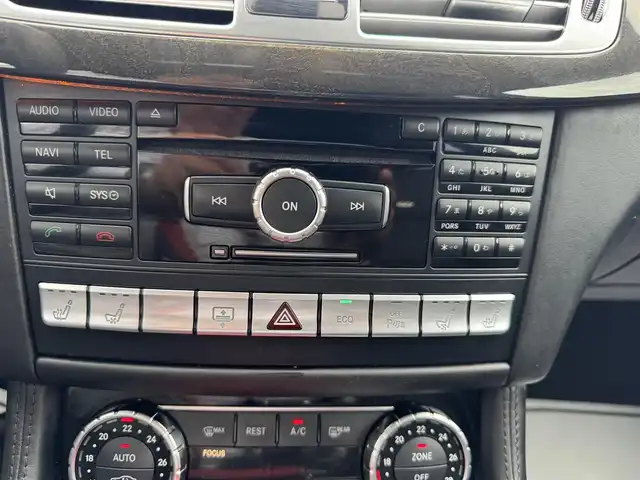 メルセデス・ベンツ ＣＬＳ６３ 熊本県 2011(平23)年 13.6万km ダイヤモンドホワイト ・スマートキー/・プッシュスタート/・インテリジェントライトシステム/・アダプティブハイビーム/・アテンションアシスト/・黒革シート/・前席エアシート＆シートヒーター /・純正HDDナビ/　【DVD・Bluetooth・MSV】/・harman/kardonサウンドシステム/・フルセグTV/・バックカメラ/・ETC/・パワートランク/・HID/・リアスポイラー/・純正マット/・保証書/取説