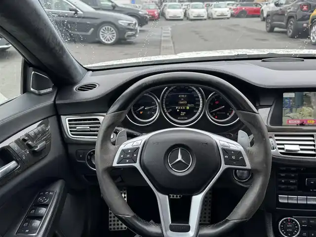 メルセデス・ベンツ ＣＬＳ６３ 熊本県 2011(平23)年 13.6万km ダイヤモンドホワイト ・スマートキー/・プッシュスタート/・インテリジェントライトシステム/・アダプティブハイビーム/・アテンションアシスト/・黒革シート/・前席エアシート＆シートヒーター /・純正HDDナビ/　【DVD・Bluetooth・MSV】/・harman/kardonサウンドシステム/・フルセグTV/・バックカメラ/・ETC/・パワートランク/・HID/・リアスポイラー/・純正マット/・保証書/取説