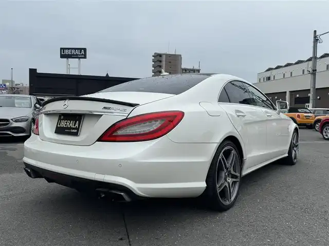 メルセデス・ベンツ ＣＬＳ６３ 熊本県 2011(平23)年 13.6万km ダイヤモンドホワイト ・スマートキー/・プッシュスタート/・インテリジェントライトシステム/・アダプティブハイビーム/・アテンションアシスト/・黒革シート/・前席エアシート＆シートヒーター /・純正HDDナビ/　【DVD・Bluetooth・MSV】/・harman/kardonサウンドシステム/・フルセグTV/・バックカメラ/・ETC/・パワートランク/・HID/・リアスポイラー/・純正マット/・保証書/取説