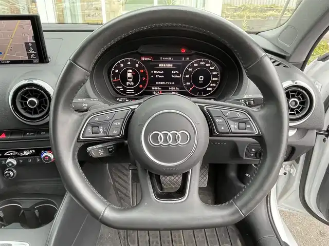 アウディ Ａ３ セダン 40TFSI クワトロ スポーツ 道央・札幌 2019(令1)年 1.9万km グレイシアホワイトメタリック ・４WD/・衝突軽減ブレーキ/・純正ナビ/　CD＆BT＆USB＆TV/・バックカメラ/・コーナーセンサー/・レザーシート/・パワーシート/・シートヒーター/・アイドリングストップ/・プッシュスタート/・スマートキー/・クルーズコントロール/・レーンキープアシスト/・オートエアコン/・オートライト/・MT付きAT/・パドルシフト/・ビルトインETC/・ミラーヒーター/・純正フロアマット/・ウィンカーミラー/・LEDヘッドライト/・フォグライト/・スペアキー