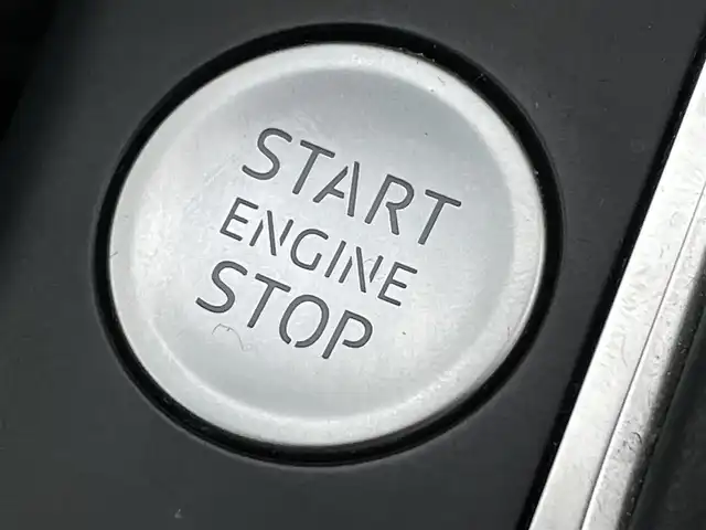 アウディ Ａ３ セダン 40TFSI クワトロ スポーツ 道央・札幌 2019(令1)年 1.9万km グレイシアホワイトメタリック ・４WD/・衝突軽減ブレーキ/・純正ナビ/　CD＆BT＆USB＆TV/・バックカメラ/・コーナーセンサー/・レザーシート/・パワーシート/・シートヒーター/・アイドリングストップ/・プッシュスタート/・スマートキー/・クルーズコントロール/・レーンキープアシスト/・オートエアコン/・オートライト/・MT付きAT/・パドルシフト/・ビルトインETC/・ミラーヒーター/・純正フロアマット/・ウィンカーミラー/・LEDヘッドライト/・フォグライト/・スペアキー