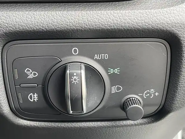 アウディ Ａ３ セダン 40TFSI クワトロ スポーツ 道央・札幌 2019(令1)年 1.9万km グレイシアホワイトメタリック ・４WD/・衝突軽減ブレーキ/・純正ナビ/　CD＆BT＆USB＆TV/・バックカメラ/・コーナーセンサー/・レザーシート/・パワーシート/・シートヒーター/・アイドリングストップ/・プッシュスタート/・スマートキー/・クルーズコントロール/・レーンキープアシスト/・オートエアコン/・オートライト/・MT付きAT/・パドルシフト/・ビルトインETC/・ミラーヒーター/・純正フロアマット/・ウィンカーミラー/・LEDヘッドライト/・フォグライト/・スペアキー
