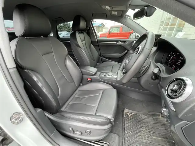 アウディ Ａ３ セダン 40TFSI クワトロ スポーツ 道央・札幌 2019(令1)年 1.9万km グレイシアホワイトメタリック ・４WD/・衝突軽減ブレーキ/・純正ナビ/　CD＆BT＆USB＆TV/・バックカメラ/・コーナーセンサー/・レザーシート/・パワーシート/・シートヒーター/・アイドリングストップ/・プッシュスタート/・スマートキー/・クルーズコントロール/・レーンキープアシスト/・オートエアコン/・オートライト/・MT付きAT/・パドルシフト/・ビルトインETC/・ミラーヒーター/・純正フロアマット/・ウィンカーミラー/・LEDヘッドライト/・フォグライト/・スペアキー