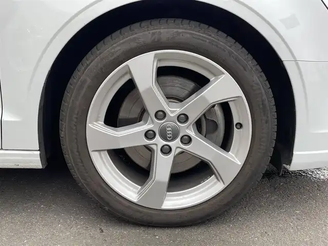 アウディ Ａ３ セダン 40TFSI クワトロ スポーツ 道央・札幌 2019(令1)年 1.9万km グレイシアホワイトメタリック ・４WD/・衝突軽減ブレーキ/・純正ナビ/　CD＆BT＆USB＆TV/・バックカメラ/・コーナーセンサー/・レザーシート/・パワーシート/・シートヒーター/・アイドリングストップ/・プッシュスタート/・スマートキー/・クルーズコントロール/・レーンキープアシスト/・オートエアコン/・オートライト/・MT付きAT/・パドルシフト/・ビルトインETC/・ミラーヒーター/・純正フロアマット/・ウィンカーミラー/・LEDヘッドライト/・フォグライト/・スペアキー