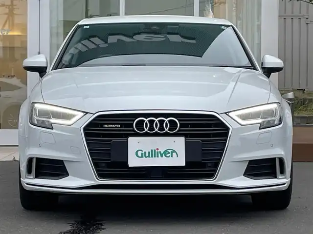 アウディ Ａ３ セダン 40TFSI クワトロ スポーツ 道央・札幌 2019(令1)年 1.9万km グレイシアホワイトメタリック ・４WD/・衝突軽減ブレーキ/・純正ナビ/　CD＆BT＆USB＆TV/・バックカメラ/・コーナーセンサー/・レザーシート/・パワーシート/・シートヒーター/・アイドリングストップ/・プッシュスタート/・スマートキー/・クルーズコントロール/・レーンキープアシスト/・オートエアコン/・オートライト/・MT付きAT/・パドルシフト/・ビルトインETC/・ミラーヒーター/・純正フロアマット/・ウィンカーミラー/・LEDヘッドライト/・フォグライト/・スペアキー