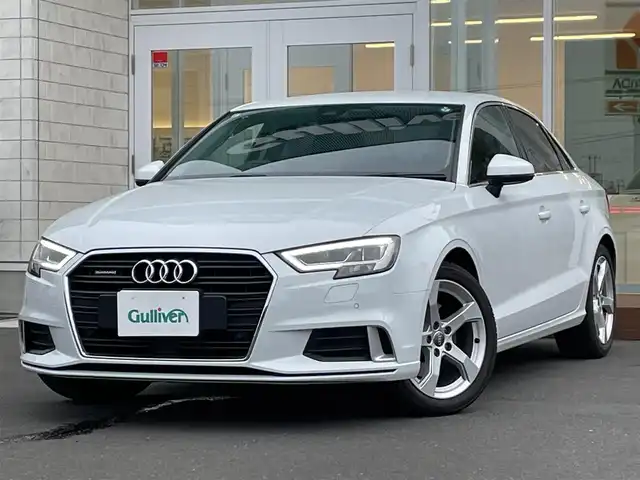 アウディ Ａ３ セダン 40TFSI クワトロ スポーツ 道央・札幌 2019(令1)年 1.9万km グレイシアホワイトメタリック ・４WD/・衝突軽減ブレーキ/・純正ナビ/　CD＆BT＆USB＆TV/・バックカメラ/・コーナーセンサー/・レザーシート/・パワーシート/・シートヒーター/・アイドリングストップ/・プッシュスタート/・スマートキー/・クルーズコントロール/・レーンキープアシスト/・オートエアコン/・オートライト/・MT付きAT/・パドルシフト/・ビルトインETC/・ミラーヒーター/・純正フロアマット/・ウィンカーミラー/・LEDヘッドライト/・フォグライト/・スペアキー