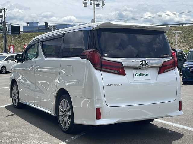 トヨタ アルファード S タイプゴールドⅡ 青森県 2021(令3)年 8.8万km ホワイトパールクリスタルシャイン ・寒冷地仕様/・4WD/・純正ディスプレイオーディオ/・フルセグ/・バックカメラ/・DVD/USB/HDMI/Bluetooth/・フリップダウンモニター/・プッシュスタート/・スマートキー/・スペアキー1本/・純正エンジンスターター/・Toyota Safety Sense/・オートライト/・オートマチックハイビーム/・MTモード付AT/・アイドリングストップ/・ビルドインETC/・ワイパーデアイサ/・両側パワースライドドア/・オットマン/・純正AW/・社外フロアマット/・純正ドアバイザー