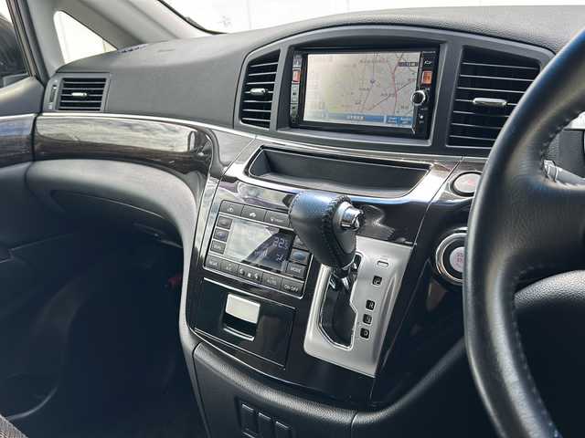 日産 エルグランド 250ハイウェイスター 埼玉県 2012(平24)年 10.4万km ファントムブラック (株)IDOMが運営する【じしゃロン熊谷店】の自社ローン専用車両になりますこちらは現金またはオートローンご利用時の価格です。自社ローンご希望の方は別途その旨お申付け下さい/純正SDナビ/（フルセグTV/Bluetooth/AM/FM/CD/DVD/AUX)/バックカメラ/ETC/両側パワースライドドア/ロールサンシェード/オットマン/プッシュスタート/スマートキースペアキー×1/純正ドアバイザー/LEDオートヘッドライト/車両・ナビ取扱説明書/保証書