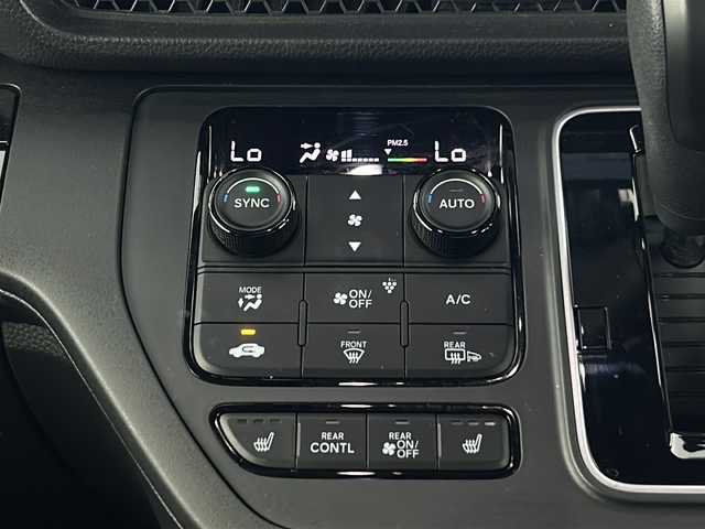 ホンダ ステップワゴン スパーダ 愛知県 2023(令5)年 0.6万km パール ワンオーナー/純正8インチナビ/（CD/DVD/Bluetooth/フルセグTV/USB/SD)/全方位カメラ/ホンダセンシング/・衝突軽減ブレーキ/・レーンキープアシスト/・オートマチックハイビーム/・ブラインドスポットモニター/・追従式クルーズコントロール/ETC/前後ドライブレコーダー/両側電動スライドドア/シートヒーター/オットマン/ＬＥＤヘッドライト/パドルシフト/電動リアゲート/スマートキー/純正アルミホイール