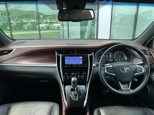 トヨタ ハリアー プレミアム 香川県 2018(平30)年 5.2万km ホワイトパールクリスタルシャイン トヨタセーフティーセンス/→衝突軽減ブレーキ/→レーダークルーズコントロール/→レーンディパーチャーアラート/→オートマチックハイビーム/ECLIPSE7インチナビ/→DVD/CD/→フルセグTV/→Bluetooth/パワーバックドア/バックカメラ/ハーフレザーシート/革巻きステアリング/ステアリングリモコン/電動格納ウィンカーミラー/PWオールオート/ETC/プッシュスタート/バイザー/ISOFIX