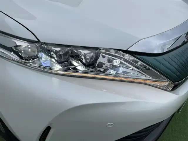 トヨタ ハリアー プレミアム 香川県 2018(平30)年 5.2万km ホワイトパールクリスタルシャイン トヨタセーフティーセンス/→衝突軽減ブレーキ/→レーダークルーズコントロール/→レーンディパーチャーアラート/→オートマチックハイビーム/ECLIPSE7インチナビ/→DVD/CD/→フルセグTV/→Bluetooth/パワーバックドア/バックカメラ/ハーフレザーシート/革巻きステアリング/ステアリングリモコン/電動格納ウィンカーミラー/PWオールオート/ETC/プッシュスタート/バイザー/ISOFIX