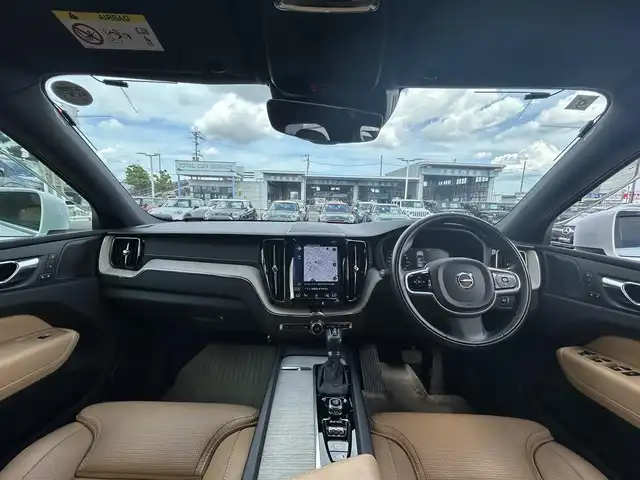 ボルボ ＸＣ６０ D4 AWD インスクリプション 滋賀県 2019(令1)年 2.5万km クリスタルホワイトP 茶革シート/電動リアゲート/ヘッドアップディスプレイ/BSM/harman/kardonスピーカー/純正ナビ(Bluetooth/フルセグ)/衝突軽減システム/360°カメラ/アダプティブクルーズコントロール/レーンキープアシスト/パーキングアシスト/パワーシート/全席シートヒーター/エアシート/ドアバイザー