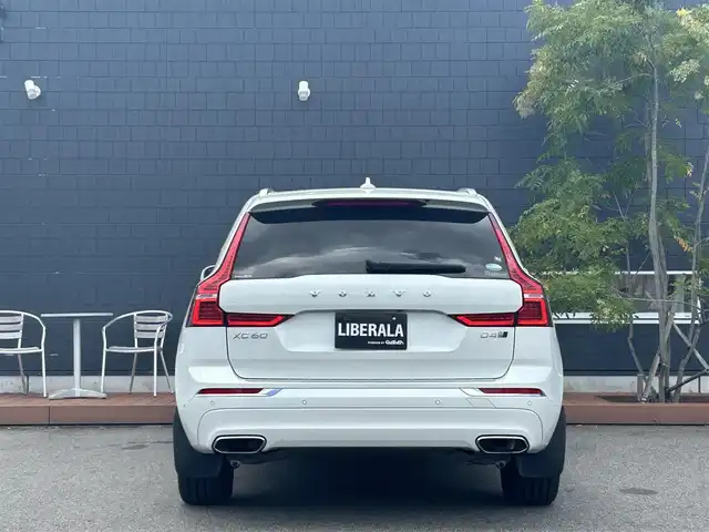 ボルボ ＸＣ６０ D4 AWD インスクリプション 滋賀県 2019(令1)年 2.5万km クリスタルホワイトP 茶革シート/電動リアゲート/ヘッドアップディスプレイ/BSM/harman/kardonスピーカー/純正ナビ(Bluetooth/フルセグ)/衝突軽減システム/360°カメラ/アダプティブクルーズコントロール/レーンキープアシスト/パーキングアシスト/パワーシート/全席シートヒーター/エアシート/ドアバイザー