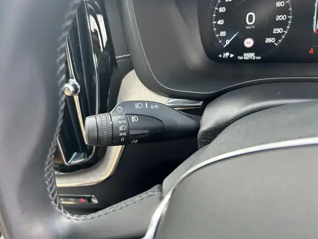 ボルボ ＸＣ６０ D4 AWD インスクリプション 滋賀県 2019(令1)年 2.5万km クリスタルホワイトP 茶革シート/電動リアゲート/ヘッドアップディスプレイ/BSM/harman/kardonスピーカー/純正ナビ(Bluetooth/フルセグ)/衝突軽減システム/360°カメラ/アダプティブクルーズコントロール/レーンキープアシスト/パーキングアシスト/パワーシート/全席シートヒーター/エアシート/ドアバイザー
