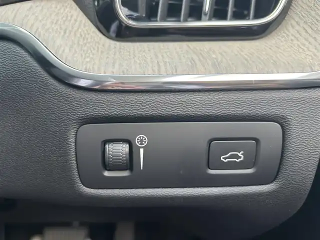 ボルボ ＸＣ６０ D4 AWD インスクリプション 滋賀県 2019(令1)年 2.5万km クリスタルホワイトP 茶革シート/電動リアゲート/ヘッドアップディスプレイ/BSM/harman/kardonスピーカー/純正ナビ(Bluetooth/フルセグ)/衝突軽減システム/360°カメラ/アダプティブクルーズコントロール/レーンキープアシスト/パーキングアシスト/パワーシート/全席シートヒーター/エアシート/ドアバイザー