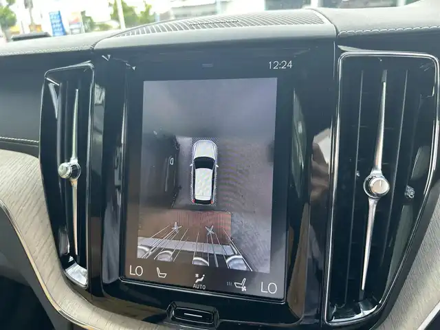 ボルボ ＸＣ６０ D4 AWD インスクリプション 滋賀県 2019(令1)年 2.5万km クリスタルホワイトP 茶革シート/電動リアゲート/ヘッドアップディスプレイ/BSM/harman/kardonスピーカー/純正ナビ(Bluetooth/フルセグ)/衝突軽減システム/360°カメラ/アダプティブクルーズコントロール/レーンキープアシスト/パーキングアシスト/パワーシート/全席シートヒーター/エアシート/ドアバイザー
