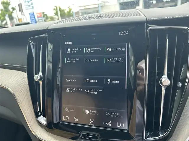 ボルボ ＸＣ６０ D4 AWD インスクリプション 滋賀県 2019(令1)年 2.5万km クリスタルホワイトP 茶革シート/電動リアゲート/ヘッドアップディスプレイ/BSM/harman/kardonスピーカー/純正ナビ(Bluetooth/フルセグ)/衝突軽減システム/360°カメラ/アダプティブクルーズコントロール/レーンキープアシスト/パーキングアシスト/パワーシート/全席シートヒーター/エアシート/ドアバイザー