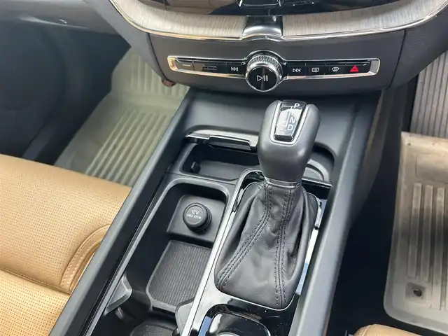 ボルボ ＸＣ６０ D4 AWD インスクリプション 滋賀県 2019(令1)年 2.5万km クリスタルホワイトP 茶革シート/電動リアゲート/ヘッドアップディスプレイ/BSM/harman/kardonスピーカー/純正ナビ(Bluetooth/フルセグ)/衝突軽減システム/360°カメラ/アダプティブクルーズコントロール/レーンキープアシスト/パーキングアシスト/パワーシート/全席シートヒーター/エアシート/ドアバイザー