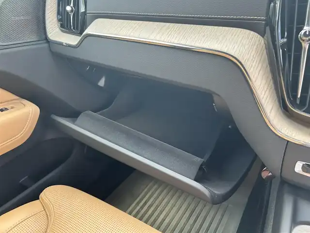 ボルボ ＸＣ６０ D4 AWD インスクリプション 滋賀県 2019(令1)年 2.5万km クリスタルホワイトP 茶革シート/電動リアゲート/ヘッドアップディスプレイ/BSM/harman/kardonスピーカー/純正ナビ(Bluetooth/フルセグ)/衝突軽減システム/360°カメラ/アダプティブクルーズコントロール/レーンキープアシスト/パーキングアシスト/パワーシート/全席シートヒーター/エアシート/ドアバイザー