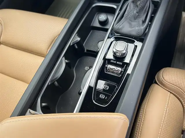 ボルボ ＸＣ６０ D4 AWD インスクリプション 滋賀県 2019(令1)年 2.5万km クリスタルホワイトP 茶革シート/電動リアゲート/ヘッドアップディスプレイ/BSM/harman/kardonスピーカー/純正ナビ(Bluetooth/フルセグ)/衝突軽減システム/360°カメラ/アダプティブクルーズコントロール/レーンキープアシスト/パーキングアシスト/パワーシート/全席シートヒーター/エアシート/ドアバイザー