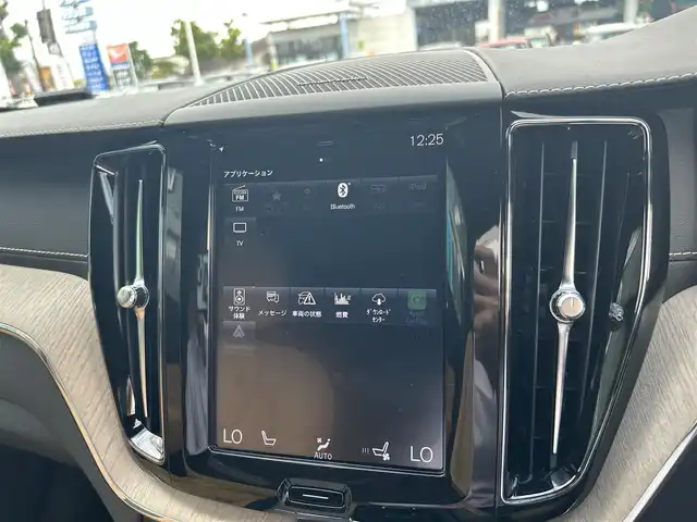 ボルボ ＸＣ６０ D4 AWD インスクリプション 滋賀県 2019(令1)年 2.5万km クリスタルホワイトP 茶革シート/電動リアゲート/ヘッドアップディスプレイ/BSM/harman/kardonスピーカー/純正ナビ(Bluetooth/フルセグ)/衝突軽減システム/360°カメラ/アダプティブクルーズコントロール/レーンキープアシスト/パーキングアシスト/パワーシート/全席シートヒーター/エアシート/ドアバイザー