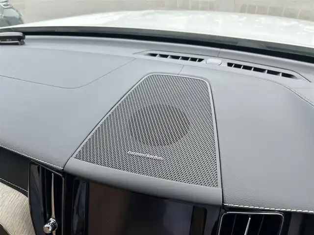 ボルボ ＸＣ６０ D4 AWD インスクリプション 滋賀県 2019(令1)年 2.5万km クリスタルホワイトP 茶革シート/電動リアゲート/ヘッドアップディスプレイ/BSM/harman/kardonスピーカー/純正ナビ(Bluetooth/フルセグ)/衝突軽減システム/360°カメラ/アダプティブクルーズコントロール/レーンキープアシスト/パーキングアシスト/パワーシート/全席シートヒーター/エアシート/ドアバイザー