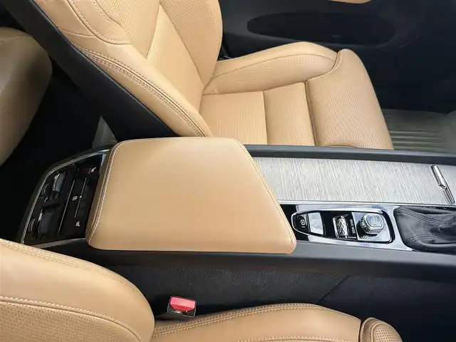 ボルボ ＸＣ６０ D4 AWD インスクリプション 滋賀県 2019(令1)年 2.5万km クリスタルホワイトP 茶革シート/電動リアゲート/ヘッドアップディスプレイ/BSM/harman/kardonスピーカー/純正ナビ(Bluetooth/フルセグ)/衝突軽減システム/360°カメラ/アダプティブクルーズコントロール/レーンキープアシスト/パーキングアシスト/パワーシート/全席シートヒーター/エアシート/ドアバイザー