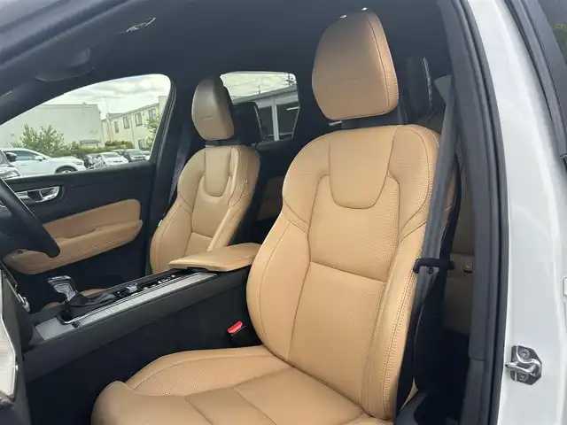 ボルボ ＸＣ６０ D4 AWD インスクリプション 滋賀県 2019(令1)年 2.5万km クリスタルホワイトP 茶革シート/電動リアゲート/ヘッドアップディスプレイ/BSM/harman/kardonスピーカー/純正ナビ(Bluetooth/フルセグ)/衝突軽減システム/360°カメラ/アダプティブクルーズコントロール/レーンキープアシスト/パーキングアシスト/パワーシート/全席シートヒーター/エアシート/ドアバイザー
