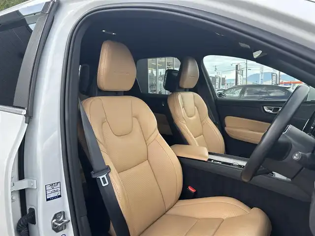 ボルボ ＸＣ６０ D4 AWD インスクリプション 滋賀県 2019(令1)年 2.5万km クリスタルホワイトP 茶革シート/電動リアゲート/ヘッドアップディスプレイ/BSM/harman/kardonスピーカー/純正ナビ(Bluetooth/フルセグ)/衝突軽減システム/360°カメラ/アダプティブクルーズコントロール/レーンキープアシスト/パーキングアシスト/パワーシート/全席シートヒーター/エアシート/ドアバイザー