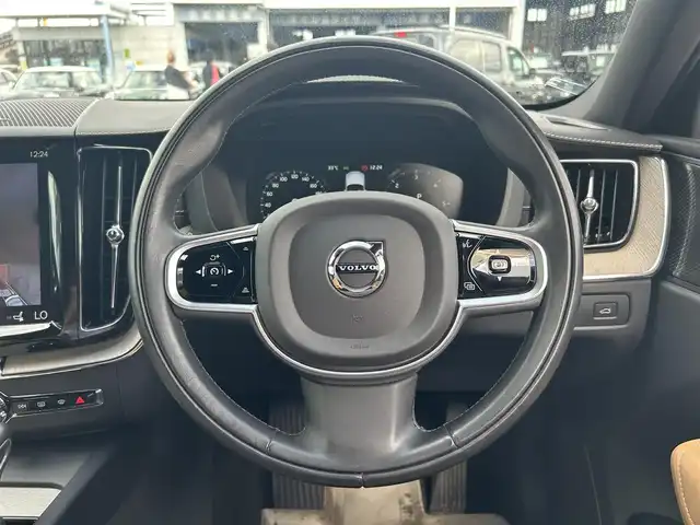 ボルボ ＸＣ６０ D4 AWD インスクリプション 滋賀県 2019(令1)年 2.5万km クリスタルホワイトP 茶革シート/電動リアゲート/ヘッドアップディスプレイ/BSM/harman/kardonスピーカー/純正ナビ(Bluetooth/フルセグ)/衝突軽減システム/360°カメラ/アダプティブクルーズコントロール/レーンキープアシスト/パーキングアシスト/パワーシート/全席シートヒーター/エアシート/ドアバイザー