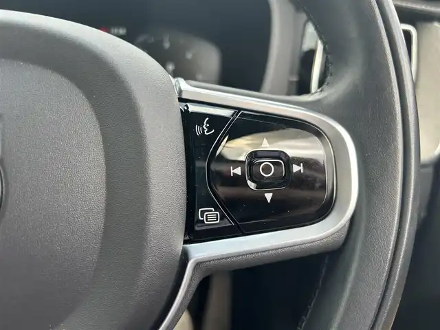 ボルボ ＸＣ６０ D4 AWD インスクリプション 滋賀県 2019(令1)年 2.5万km クリスタルホワイトP 茶革シート/電動リアゲート/ヘッドアップディスプレイ/BSM/harman/kardonスピーカー/純正ナビ(Bluetooth/フルセグ)/衝突軽減システム/360°カメラ/アダプティブクルーズコントロール/レーンキープアシスト/パーキングアシスト/パワーシート/全席シートヒーター/エアシート/ドアバイザー