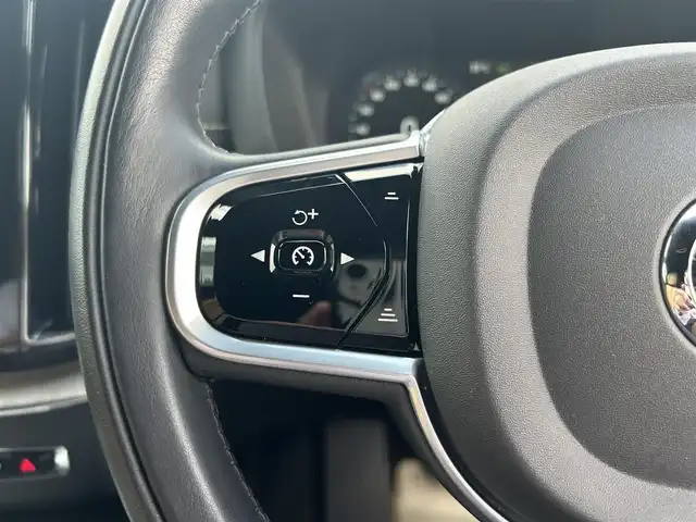 ボルボ ＸＣ６０ D4 AWD インスクリプション 滋賀県 2019(令1)年 2.5万km クリスタルホワイトP 茶革シート/電動リアゲート/ヘッドアップディスプレイ/BSM/harman/kardonスピーカー/純正ナビ(Bluetooth/フルセグ)/衝突軽減システム/360°カメラ/アダプティブクルーズコントロール/レーンキープアシスト/パーキングアシスト/パワーシート/全席シートヒーター/エアシート/ドアバイザー